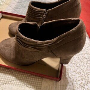 Aerosoles women’s Brown Suede Booties